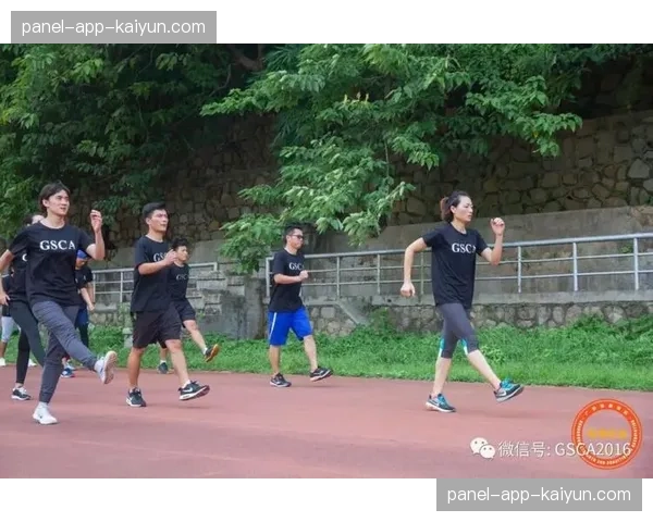 特写：比赛第70分钟，教练席通过平板电脑接收实时体能数据提示